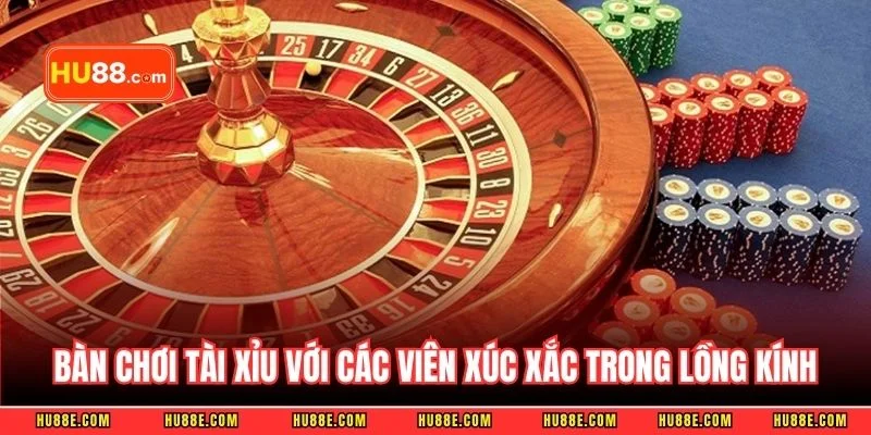 Bàn chơi tài xỉu với các viên xúc xắc trong lồng kính